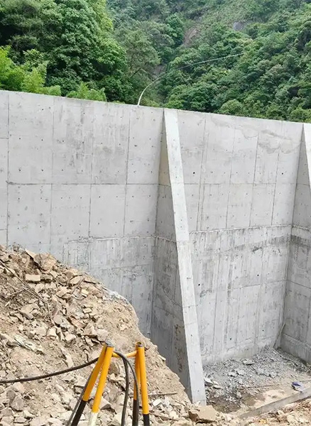保定清苑县重力式挡土墙